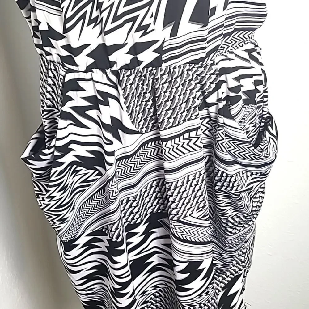 Dots Black & White Aysemetrical Print Dress with Pockets in Front, Size Medium